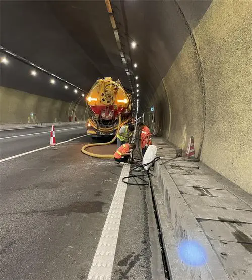 榆阳隧道排水渠清淤